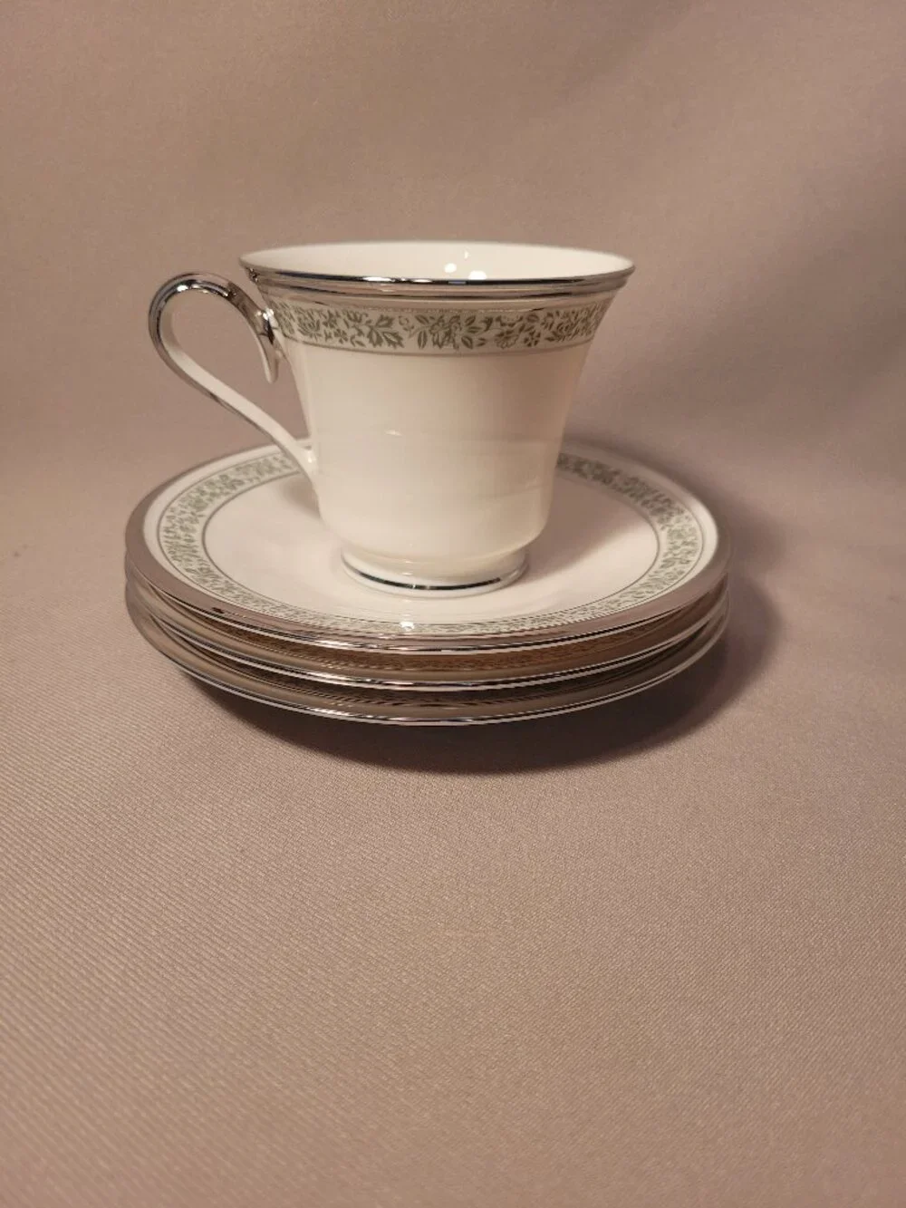 Lenox Memoir (Lot of) 1 Cup & Saucer Set + 2 Extra Saucers